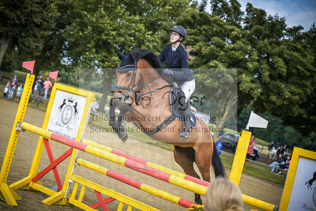 DOS_2578 | Entdecke hochwertige Reitturnierfotos von Foto Oger. Professionell, emotional und authentisch – jetzt Lieblingsmomente im Shop bestellen.Deutschlandweite Turnierfotografie. - Realisiert mit Pictrs.com