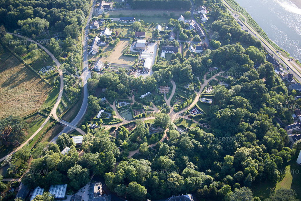 Aerial view: View of the town in Chaumont-sur-Loire in the state Loir et Cher, France. – Photo: IMG_081230.jpg taken on 06/19/2015 by Werner Riehm/FLY-FOTO.com – Resolution of the original: 5472 x 3648 px