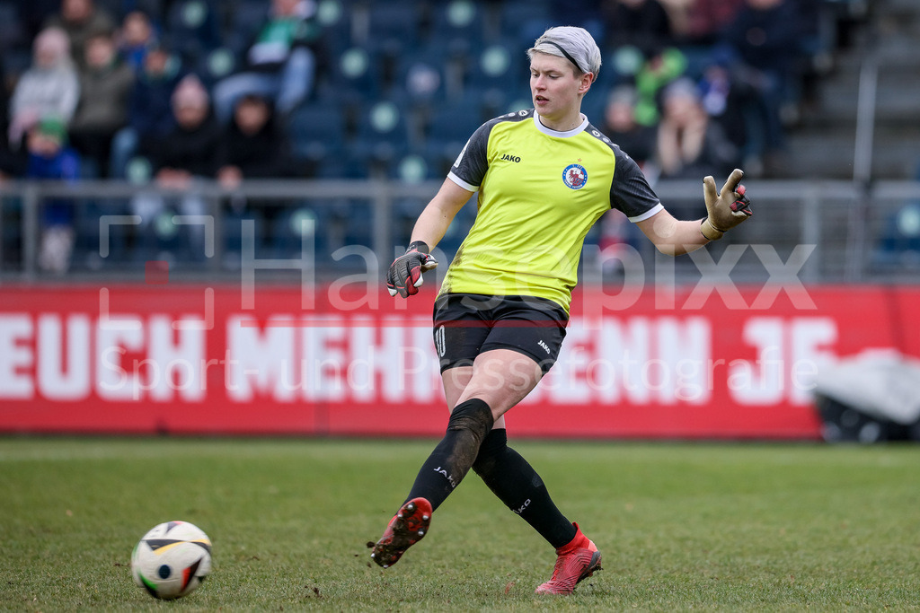 Fussball, Google Pixel Frauen-Bundesliga, 1. FFC Turbine Potsdam - SV Werder Bremen | v.li.: Vanessa Fischer (Torhüterin, Torwart, 1. FFC Turbine Potsdam, 30) am Ball, Freisteller, Einzelbild, Ganzkörper, Aktion, Action, Spielszene, DIE DFB-RICHTLINIEN UNTERSAGEN JEGLICHE NUTZUNG VON FOTOS ALS SEQUENZBILDER UND/ODER VIDEOÄHNLICHE FOTOSTRECKEN. DFB REGULATIONS PROHIBIT ANY USE OF PHOTOGRAPHS AS IMAGE SEQUENCES AND/OR QUASI-VIDEO.
