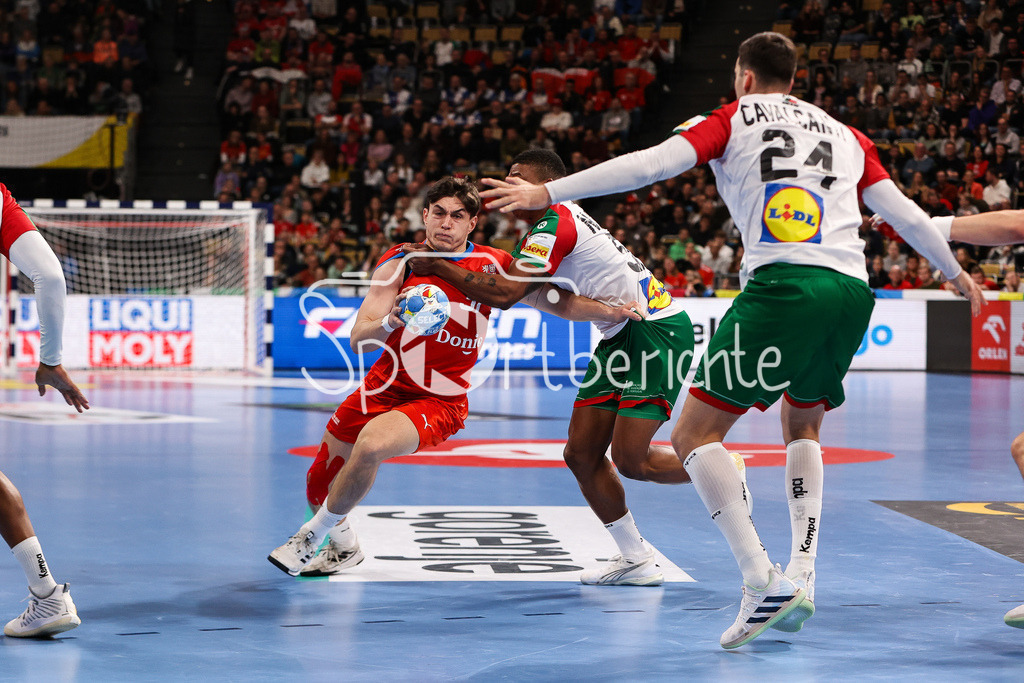 Tschechien - Portugal | Matej KLIMA (CZE #31) im Duell mit Joaquim NAZARE (POR #55) / Zweikampf
