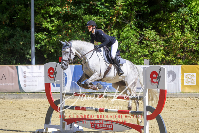 DKP43178 | Deine Turnierfotos vom Reitturnier online kaufen: Dressur, Springen & Siegerehrung. Professionelle Pferdefotografie aus dem Rheinland – als Download & Print.Alternative: Turnierfotograf für den Pferdesport: Finde deine Fotos von Dressur- und Springturnier
