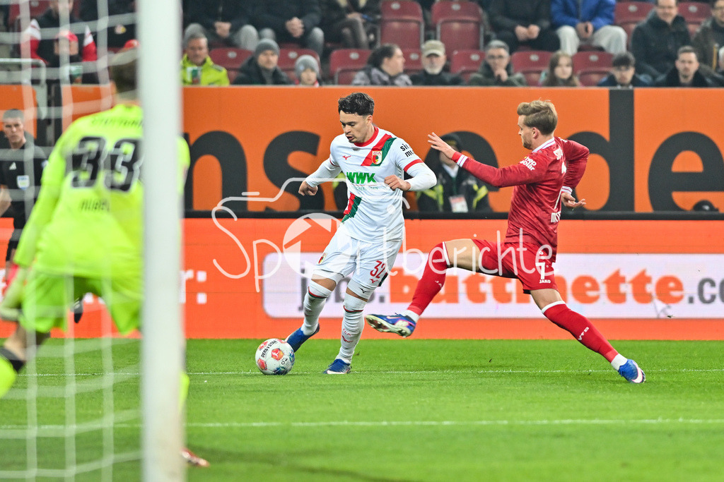 FC Augsburg - VfB Stuttgart | AUGSBURG, GERMANY - 22. MAERZ: im Duell Fabian RIEDER (FC Augsburg 32) und Maximilian MITTELSTÄDT (VfB Stuttgart 7) während dem Bundesligamatch zwischen dem FC Augsburg und dem VfB Stuttgart am 27. Spieltag in der WWK Arena / DFL REGULATIONS PROHIBIT ANY USE OF PHOTOGRAPHS AS IMAGE SEQUENCES AND/OR QUASI-VIDEO