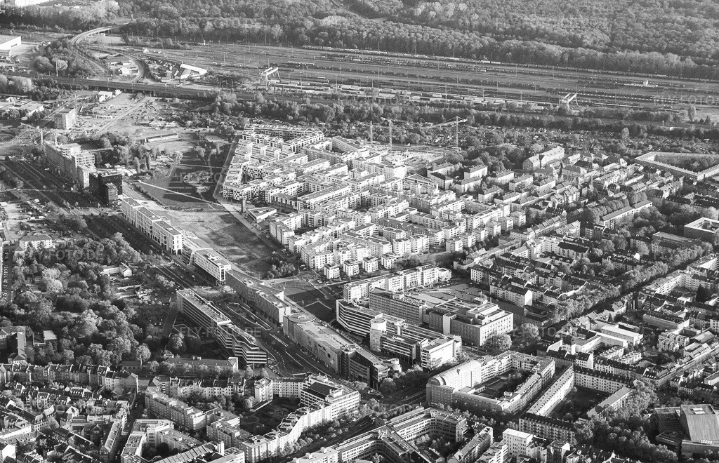 Luftbild: Ludwig-Erhard-Allee und CityPark im Ortsteil Südstadt in Karlsruhe im Bundesland Baden-Württemberg in Deutschland. Foto: IMG_075458.jpg vom 26.10.2014 durch Werner Riehm/FLY-FOTO.deAuflösung des Originals: 4782 x 3083 px