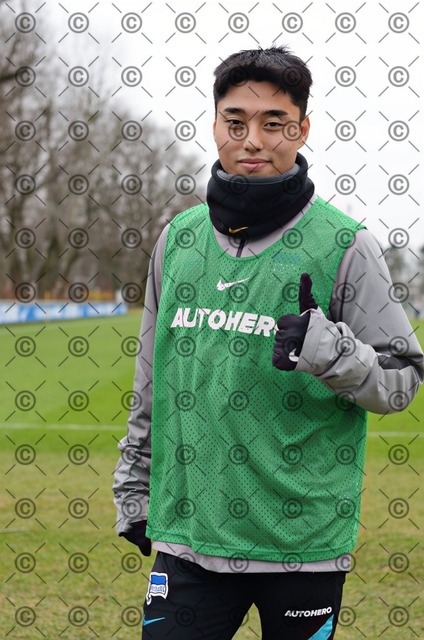 RGE_ 7464 | Dong-Jun Lee spielte von Ende Januar 2022 bis Dezember 2022 für Hertha BSC. Fotograf: Ralf Gebhardt - Realisiert mit Pictrs.com