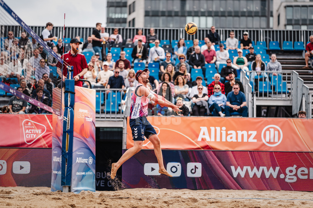 Beachvolleyball | Frauen | Allianz German Beach Tour 2025 | Tourstop Hamburg | 30.05.2025 | Manuel Harms spielt den Ball