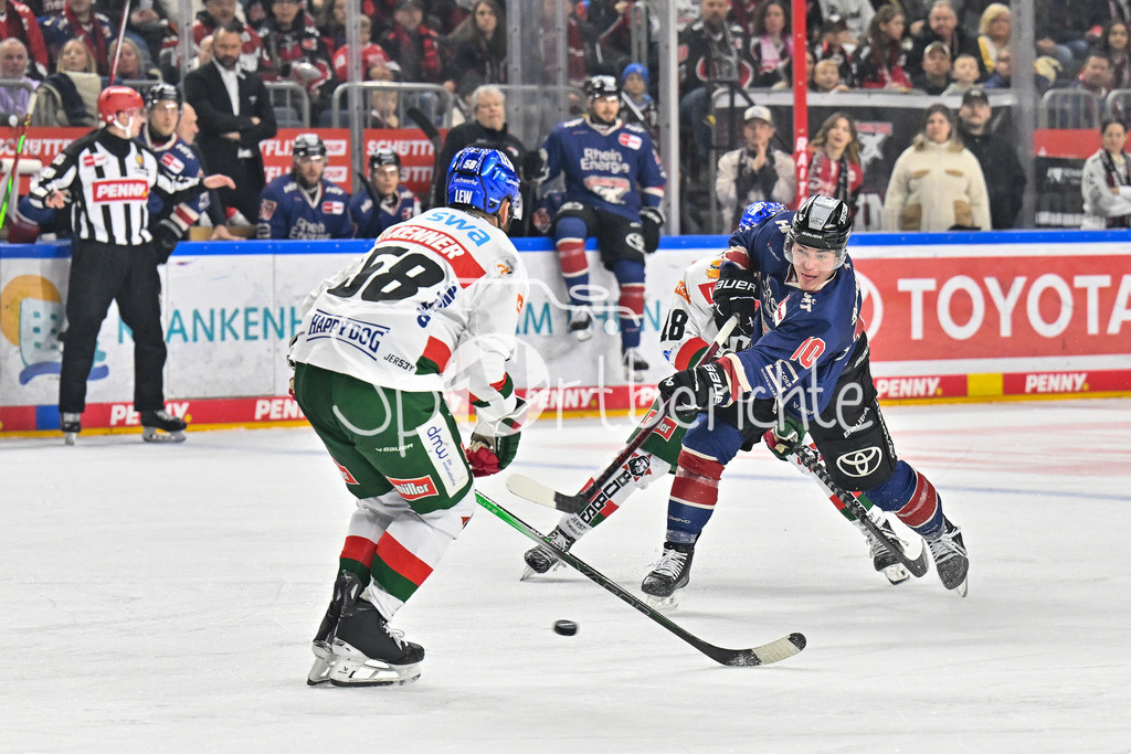 Kölner Haie - Augsburger Panther | in dieser Szene blockt Maximilian RENNER (Augsburger Panther #58) einen SChuss von Justin SCHUETZ (Koelner Haie #10) / DEL: Koelner Haie - Augsburger Panther, Lanxess Arena am 05.01.2025