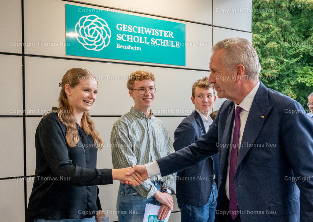 DSC_9806 | Christian Wulff, Bundespräsident a.D., Besuch, Geschwister-Scholl-Schule Bensheim, Bensheim, Bergstraße, Schule, Politik, politische Bildung, Demokratie, Wertevermittlung, Vortrag, Rede, Diskussion, Schüler, Lehrkräfte, Aula, Veranstaltung, Begegnung, Ehrengast, Gesellschaft, Zeitgeschehen, Politik an Schulen, Hessen,,hier begrüßt der ehemalige Bundespräsident vor dem Gebäude Lehrer und Schüler, auf dem Bild die drei Schüler die später Fragen stellten (Luisa Enke, Raphael Haydu und Till Endres,  Bild: Thomas Neu