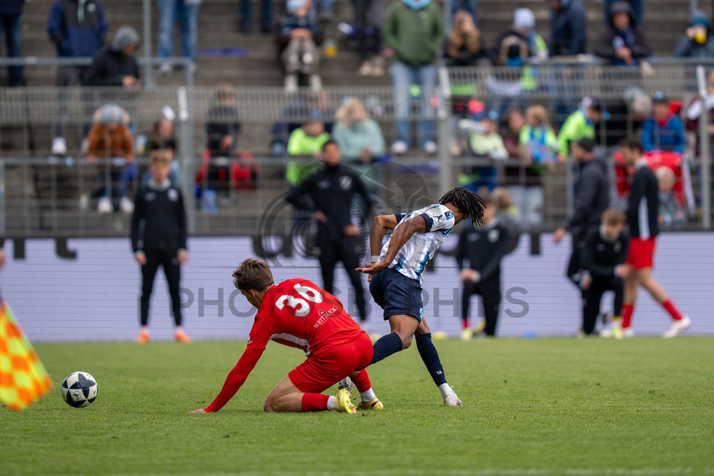 Stuttgarter Kickers vs. SG Sonnenhof Großaspach, Fussball, Regionalliga Suedwest, 34. Spieltag, 16.05.2026 | Melkamu Frauendorf (Stuttgarter Kickers, #14) im Duell mit Leon Schuerer (SG Sonnenhof Großaspach, #36),Stuttgarter Kickers vs. SG Sonnenhof Großaspach, Fussball, Regionalliga Suedwest, 34. Spieltag, 16.05.2026