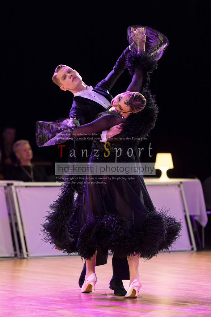 20241215_WDSF_Int_Open_Std-Riga-8855 | Tanzsportbilder, Standardtanz, Lateintanz, WDSF, DTV, LTVB, dancecomp, goc, hessen tanzt, blaues band der spree, walzer, tango, wiener walzer, slowfox, quickstepp, samba, rumba, cha-cha-cha, paso doble. jive, hd-kroft photography, turniertanzsport
