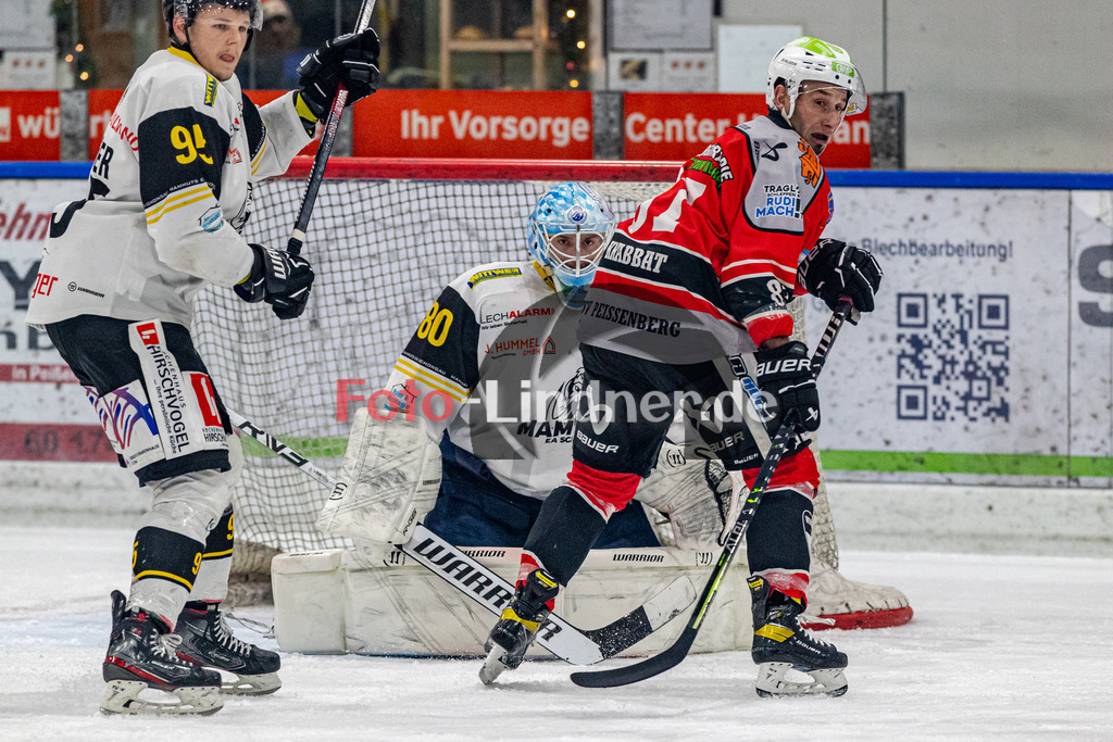 TSV Peißenberg Miners vs EA Schongau Mammuts | Eishockey Bayernliga 2023/2024, TSV Peißenberg Miners vs EA Schongau Mammuts, 20231215,
Warten auf den Abfälscher,
2023-12-15 in Peißenberg (Eisstadion)
95 Florian HÖFLER (Mammuts 95), 80 Xaver NAGEL (Mammuts Goali 80), 87 Dominic KRABBAT (Miners 87)
Copyright: WolfgangxLindner foto-lindner.de
