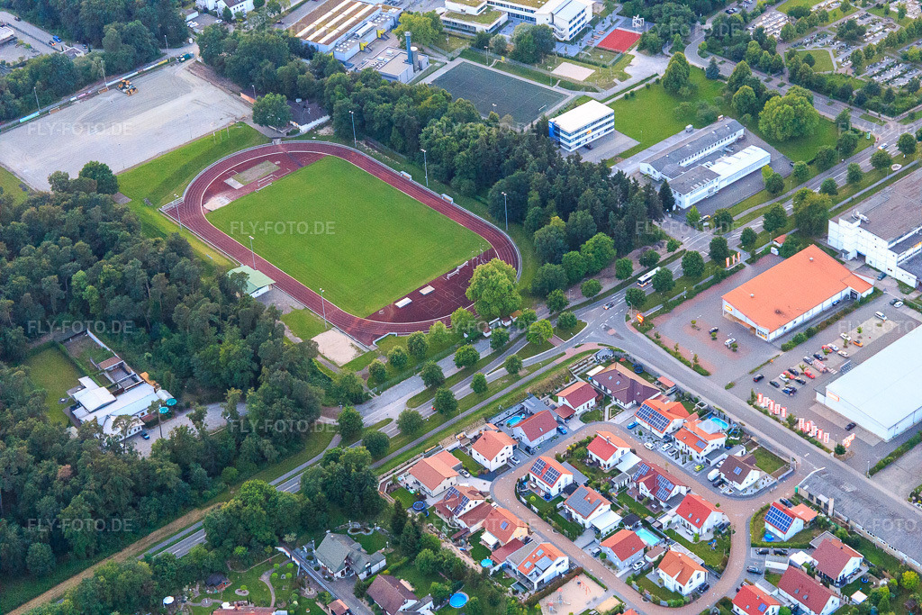 Luftbild: Sportplatz des SV Rülzheim 1920 e.V. in Rülzheim im Bundesland Rheinland-Pfalz in Deutschland. – Foto: IMG_107512.jpg vom 25.05.2018 durch Werner Riehm/FLY-FOTO.de – Auflösung des Originals: 5472 x 3648 px – Sportverein 1920 Rülzheim e.V - #lilablut