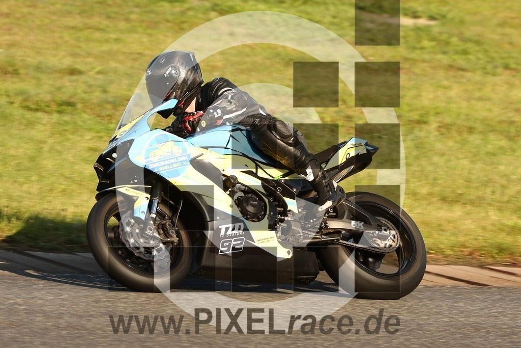 0092-20250909_12960 | Schöne Erinnerungen an spannende Momente - das festzuhalten ist unser Job. PIXELrace.de ist seit 2003 auf den Rennstrecken Europas unterwegs um die Action draußen beim Fahren und die wunderbare Stimmung imm Fahrerlager für euch einzufangen.