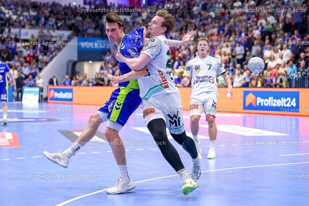 Gum30042601160 | 30.04.2026, Handball, 1. HBL, VfL Gummersbach - Frisch Auf! Göppingen, Saison 2025 / 2026 Herren, Schwalbe-Arena: Miro Schluroff (VfL Gummersbach #15) im Zweikampf gegen  Erik Persson (Frisch Auf Göppingen #22) 