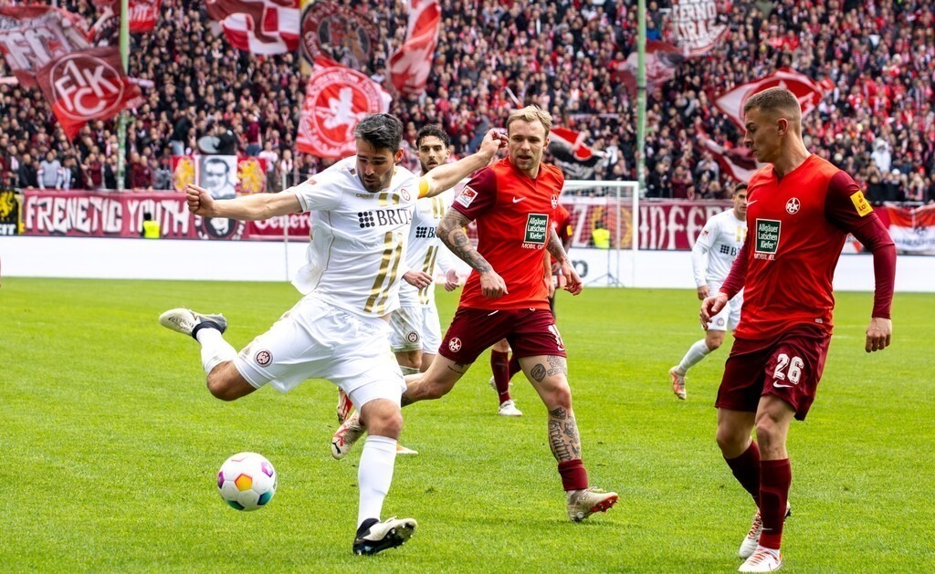 20.04.2024, Fußball 2. Bundesliga, Saison 2023/24, 30. Spieltag: 1. FC Kaiserslautern gegen SV Wehen Wiesbaden (1:1) | 20.04.2024, Fußball 2. Bundesliga, Saison 2023/24, 30. Spieltag: 1. FC Kaiserslautern gegen SV Wehen Wiesbaden (1:1) - Realisiert mit Pictrs.com