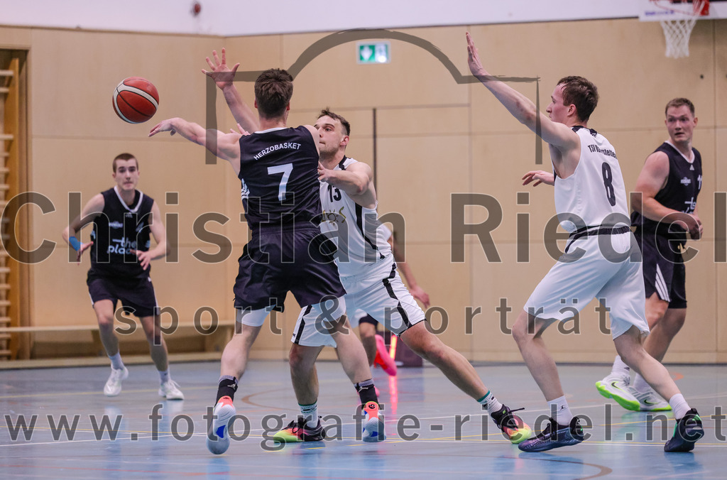 2026-01-31_034_TSV_Vaterstetten_gegen_TS_Herzogenaurach | Vaterstetten, Deutschland, 31.01.2026:Basketball, 2. Regionalliga Süd 2025 / 2026, 14. Spieltag, TSV Vaterstetten gegen TS Herzogenaurach, Endergebnis: 71:70K. Huber (TSV Vaterstetten, #13), Tom Hedden (TSV Vaterstetten, #8)Foto: Christian Riedel / fotografie-riedel.net