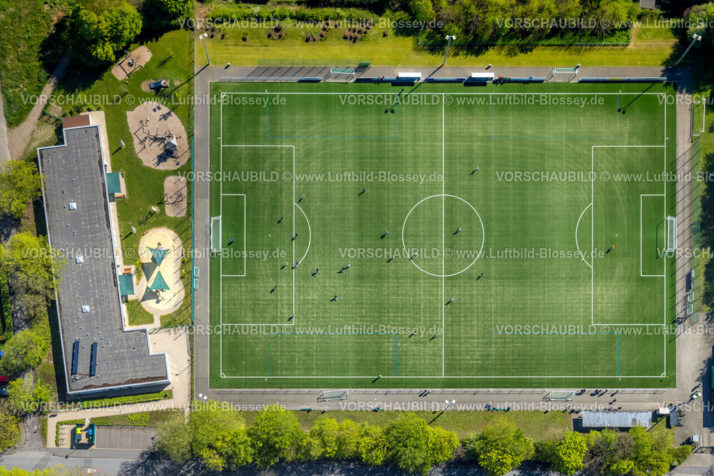 Bergkamen230406645 | Luftbild, Römerberg-Stadion Nebenplatz mit Fußballspielern, Johanniter-Kindertageseinrichtung Sugambrerstraße, Oberaden, Bergkamen, Ruhrgebiet, Nordrhein-Westfalen, Deutschland