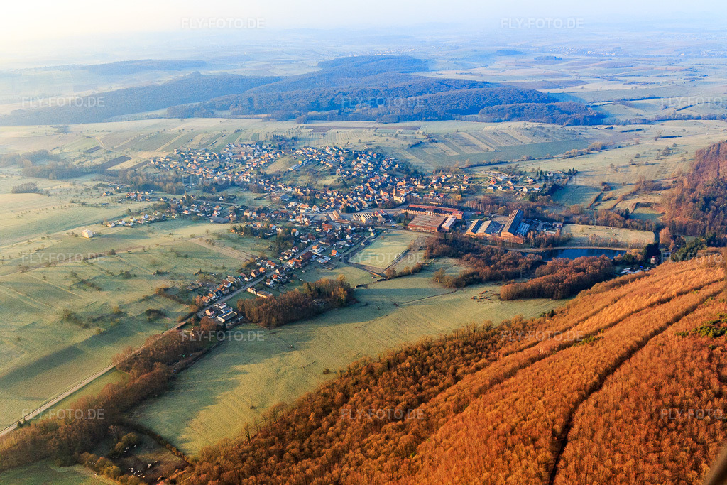 Luftbild: Ortsansicht aus Norden in Zinswiller im Bundesland Bas-Rhin in Frankreich. – Foto: IMG_105266.jpg vom 25.03.2018 durch Werner Riehm/FLY-FOTO.de – Auflösung des Originals: 5472 x 3648 px
