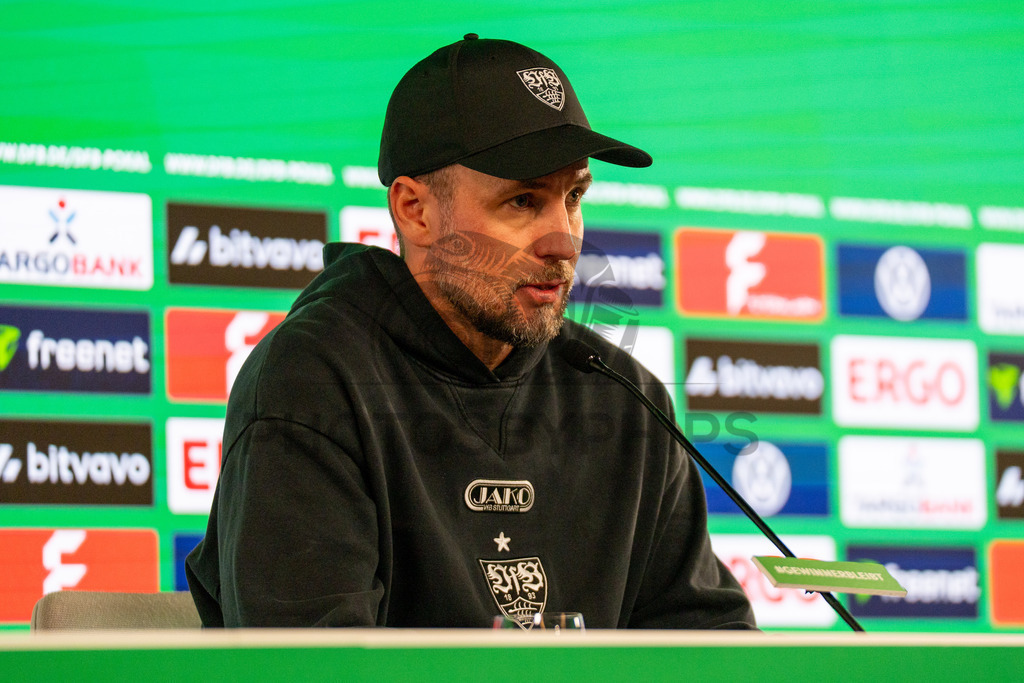 VfB Stuttgart vs. SC Freiburg, Fussball, DFB-Pokal, Halbfinale, 23.04.2026 | Sebastian Hoeness (Trainer VfB Stuttgart) bei der Pressekonferenz nach dem Einzug ins Pokalfinale,VfB Stuttgart vs. SC Freiburg, Fussball, DFB-Pokal, Halbfinale, 23.04.2026DFB regulations prohibit any use of photographs as image sequences and/or quasi-video