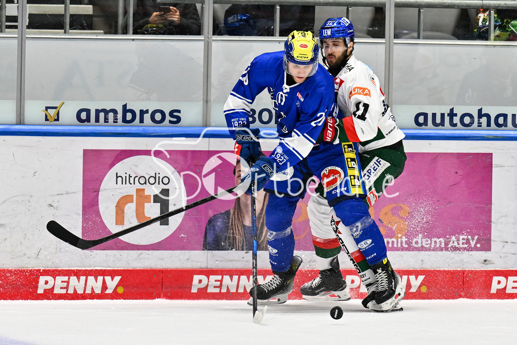 Augsburger Panther - EC VSV | Im Duell Guus VAN NES (EC VSV #26) und Mick KOEHLER (Augsburger Panther #11) / Zweikampf