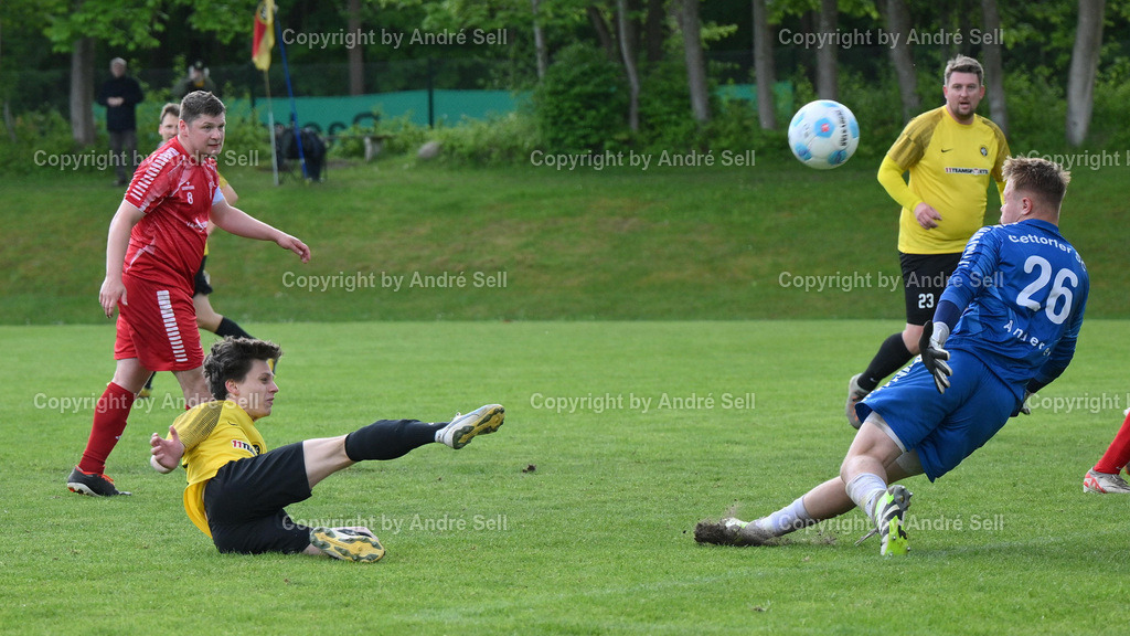 Wiker SV vs Gettorfer SC | Simon Kahnwald (Wiker SV #10) rutscht zwar weg, der Ball findet trotzdem den Weg zum 3-0 ins Gettorfer Tor / Max-Peter Andersen (Gettorf #8) &amp; Marvin Renner (Gettorf #26) / Fußball-Verbandsliga Ost Männer 2024/2025 / Wiker SV vs Gettorfer SC / Timmerberg 37-39 / Kiel-Wik / 04.05.25 - Realisiert mit Pictrs.com