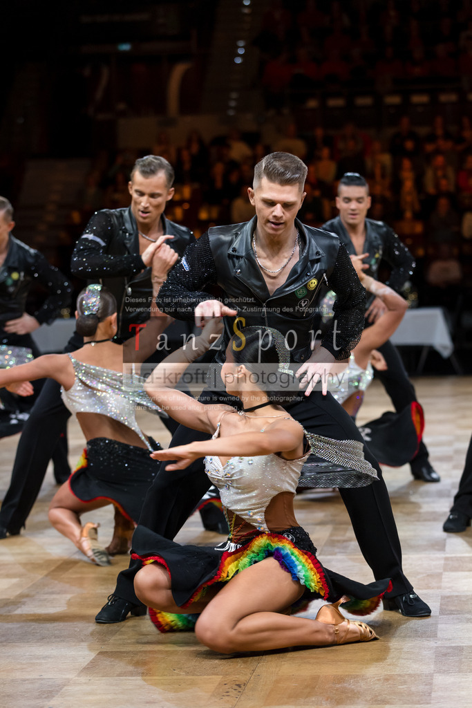 20241109_DM-Formationen_Vorrunde_0913 | Tanzsportbilder, Standardtanz, Lateintanz, WDSF, DTV, LTVB, dancecomp, goc, hessen tanzt, blaues band der spree, walzer, tango, wiener walzer, slowfox, quickstepp, samba, rumba, cha-cha-cha, paso doble. jive, hd-kroft photography, turniertanzsport