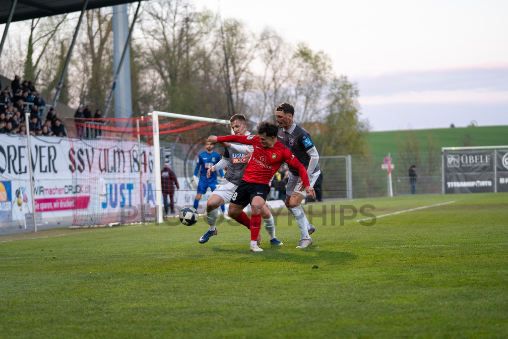 SG Sonnenhof Grossaspach vs. SSV Ulm 1846 Fussball, Fussball, WFV-Pokal, Viertelfinale, 01.04.2026 | Niklas Pollex (SG Sonnenhof Grossaspach, #18) im Zweikampf mit Niko Vukancic (SSV Ulm 1846 Fussball, #03) und Luca Bazzoli (SSV Ulm 1846 Fussball, #18),SG Sonnenhof Grossaspach vs. SSV Ulm 1846 Fussball, Fussball, WFV-Pokal, Viertelfinale, 01.04.2026