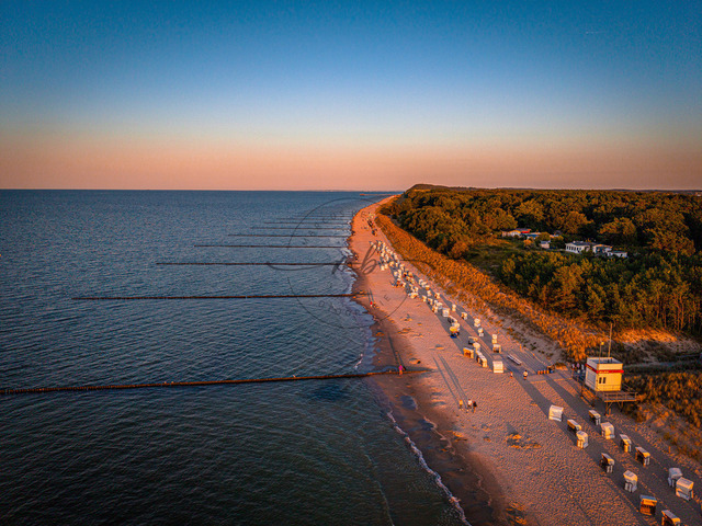2026-08-08_20-27-06_000 | Entspannende Abendstimmung an der Küste mit Strandkörben und sanftem Sonnenuntergangslicht, Zempin, Usedom, Mecklenburg-Vorpommern, Deutschland - Realisiert mit Pictrs.com
