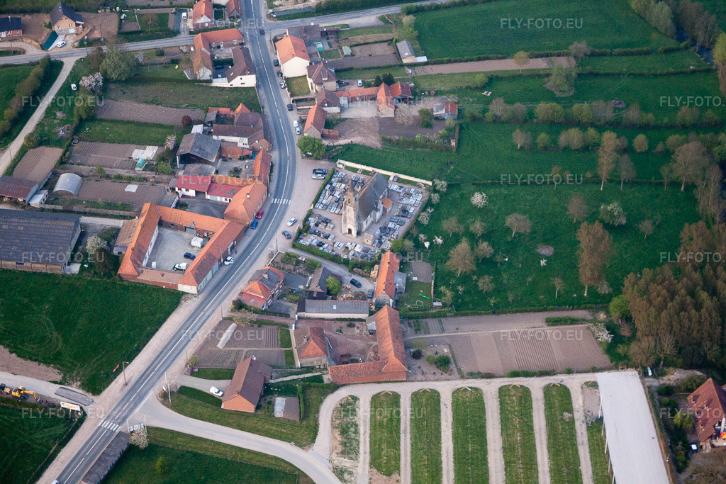 Vue aérienne: Vue de la ville à Dennebrœucq dans le département Pas de Calais, France. Photo: IMG_40137.jpg prise le 17/04/2011 par Werner Riehm/FLY-FOTO.eu – Résolution de l'original: 4752 x 3168 px
