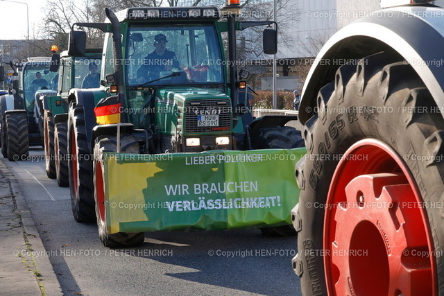Impressionen Wiesbaden | 08.01.2024 Kundgebung mit Traktoren von den Landwirten Bauern wegen Kürzungen der Subventionen in der Innenstadt von Wiesbaden führen zu Straßensperrungen und Behinderungen des Straßenverkehrs (Foto: Peter Henrich) - Realisiert mit Pictrs.com