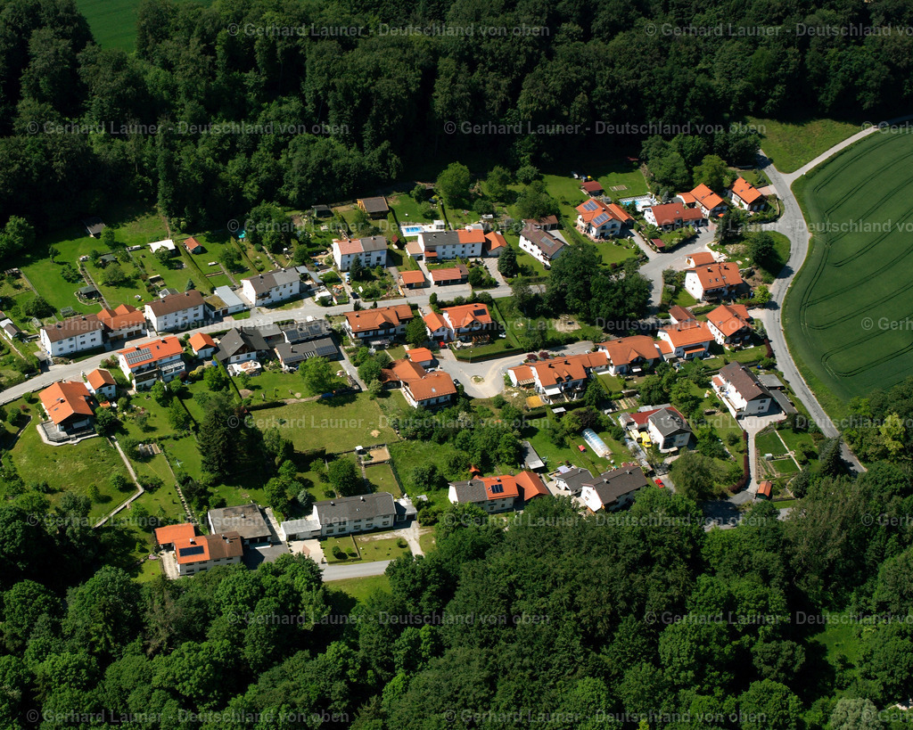 2600885 | OBERSCHROFFEN 09.06.2006 Wald- Gebiete und Forstflächen umsäumen das Siedlungsgebiet des Dorfes in Oberschroffen im Bundesland Bayern, Deutschland // Village - view on the edge of forested areas in Oberschroffen in the state Bavaria, Germany Foto: Gerhard Launer