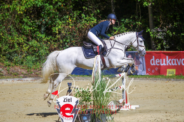 DKP43159 | Deine Turnierfotos vom Reitturnier online kaufen: Dressur, Springen & Siegerehrung. Professionelle Pferdefotografie aus dem Rheinland – als Download & Print.Alternative: Turnierfotograf für den Pferdesport: Finde deine Fotos von Dressur- und Springturnier