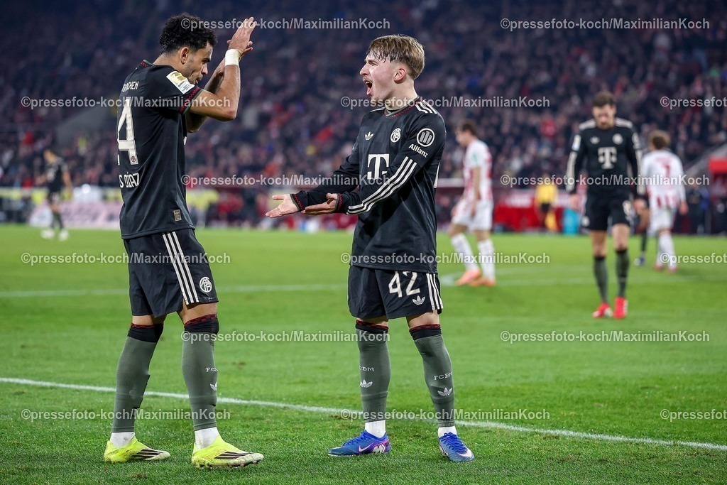 1FC14012601064 | 14.01.2026, Fußball, 1. FC Köln - FC Bayern München, 1. Fußball Bundesliga, 17. Spieltag, RheinEnergie-STADION, Saison 2025 2026: Torjubel nach dem Tor zum 3:1 durch Torschütze Lennart Karl (FC Bayern Muenchen #42) zusammen mit Luis Diaz (FC Bayern Muenchen #14)  DFB regulations prohibit any use of photographs as image sequences and or quasi-video.