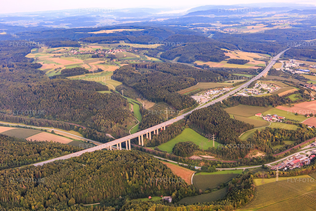 Luftbild: Talbrücke der A81 über den Talbach mit B491 in Engen im Bundesland Baden-Württemberg in Deutschland. Foto: IMG_102809.jpg vom 25.08.2017 durch Werner Riehm/FLY-FOTO.de
