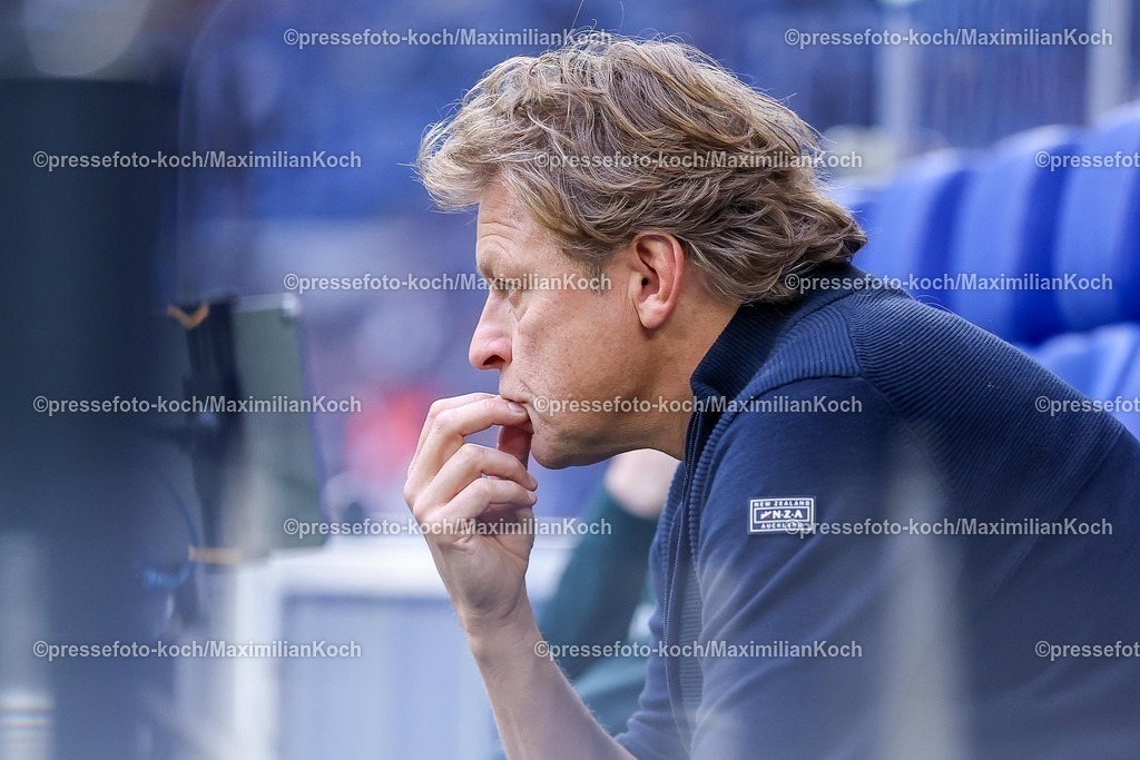 S0426092501010 | 25.09.2025, Fußball, FC Schalke 04 - SpVgg Greuther Fürth, 7.Spieltag, 2. Fußball Bundesliga, Veltins-Arena Gelsenkirchen, Saison 2025 2026: Youri Mulder - Direktor Profifußball (Schalke04)  DFB regulations prohibit any use of photographs as image sequences and or quasi-video.