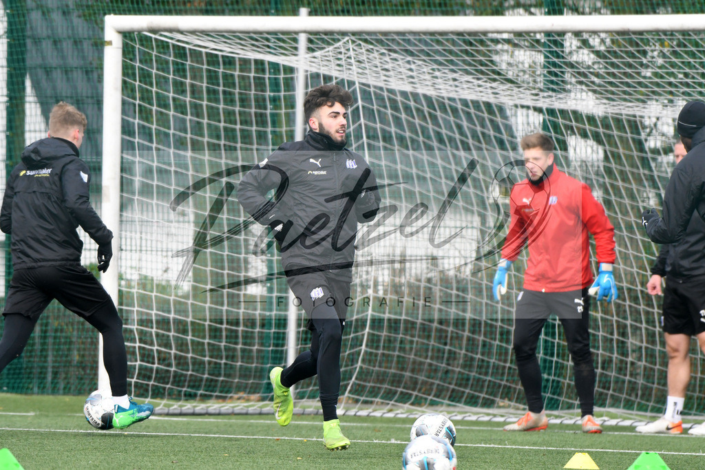 20200203_TRAOSN_0026 | Fußball, Herren: Marc Auge (VfL Osnabrueck) schaut waehrend der Trainingseinheit des VfL Osnabrueck im Sportpark Illoshoehe am 03.02.2020 in Osnabrueck, Deutschland. - Realisiert mit Pictrs.com