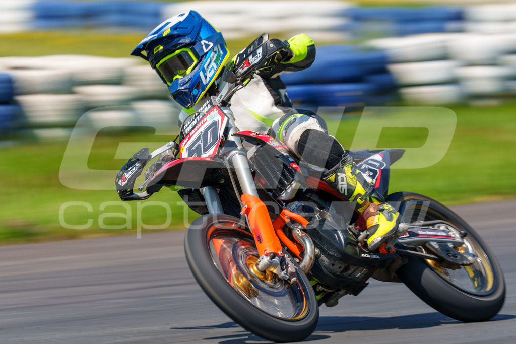 G-Cup + Supermoto Staatsmeisterschaft + Hungarian Supermoto Championship | GRIPcapture steht für authentische Sportfotografie in Österreich – für Momente, die mehr sind als Geschwindigkeit oder Ergebnis. Es geht um Emotion, Spannung, Fokus und den Augenblick, der oft nur einen Wimpernschlag dauert.Ob Motorsport, Teamsport oder 