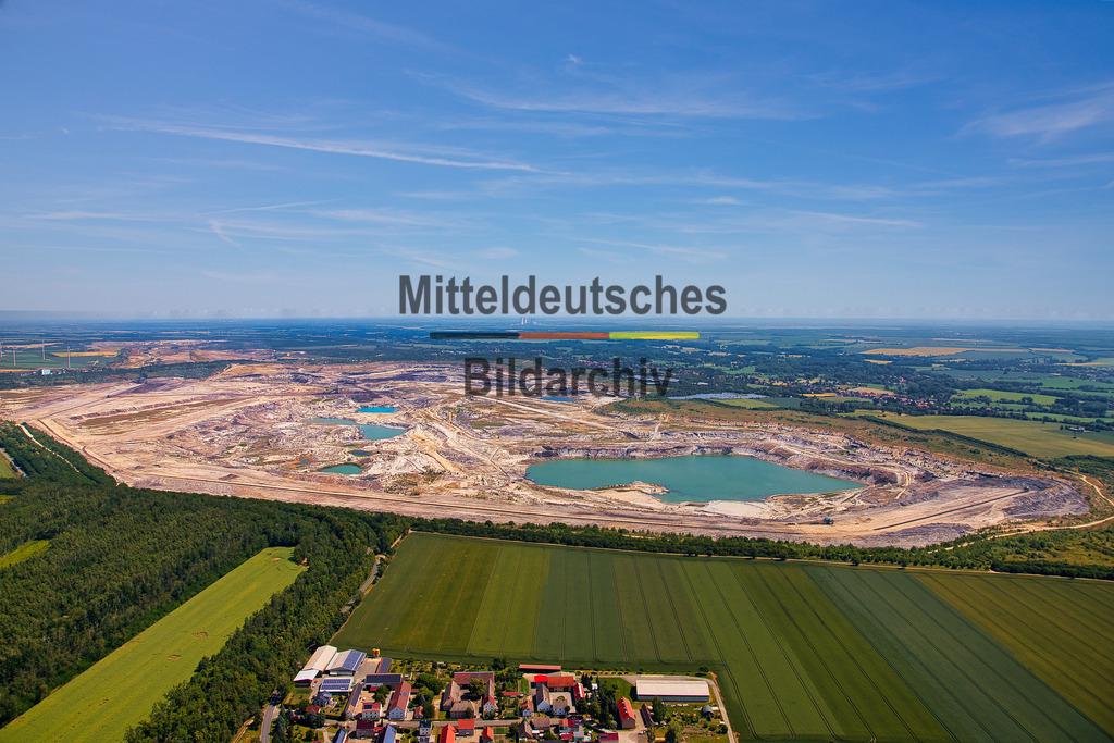 Tagebau-Profen-BurgenLandkreis-Luftbild-Sachsen-Anhalt_7082 | Der Tagebau Profen im Burgenlandkreis gehört zum Mitteldeutschen Braunkohlerevier und zählt zu den größten aktiven Braunkohlentagebauen Deutschlands. Die Luftaufnahmen zeigen die weitläufigen Abbauflächen, Großgeräte und die charakteristische Tagebaulandschaft aus der Vogelperspektive. Die Galerie dokumentiert die Dimensionen des modernen Braunkohlenbergbaus in Sachsen-Anhalt. - Realisiert mit Pictrs.com
