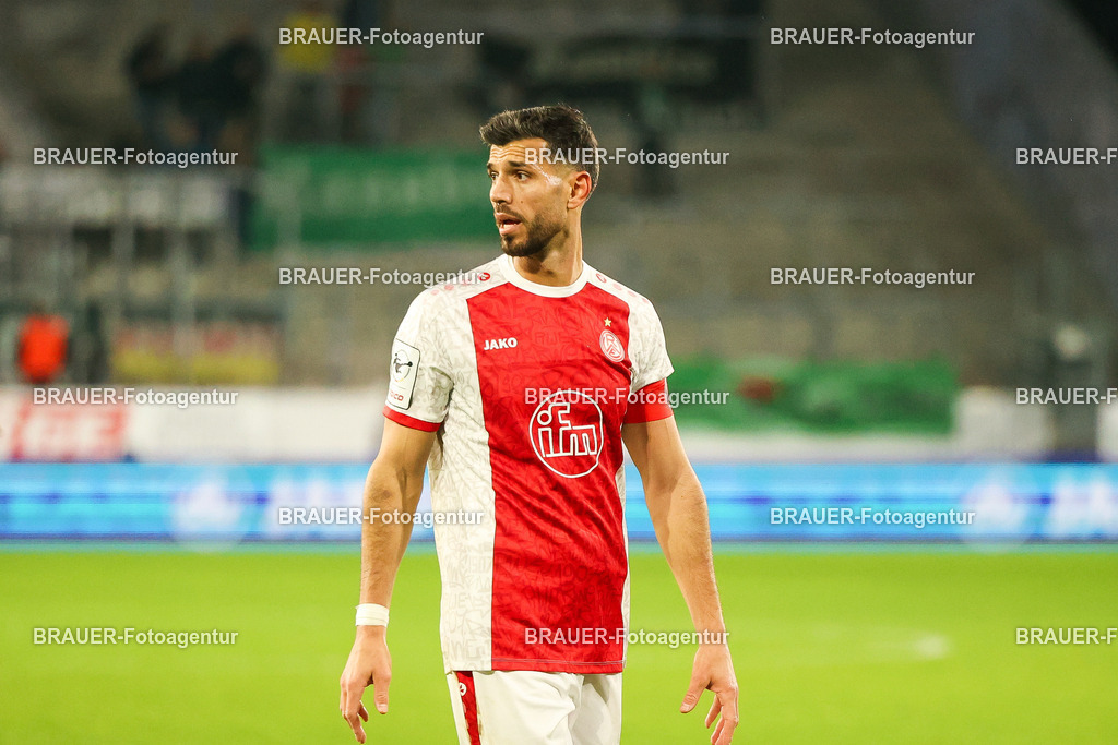 Rot-Weiss Essen - 1.Fc Schweinfurt | Essen, Deutschland, 02.11.2025 Klaus Gjasula  (Rot-Weiss Essen) schaut während des 3.Liga Spiels zwischen  Rot-Weiss Essen und 1.Fc Schweinfurt am 02.11.2025 im Stadion an der Hafenstraße in Essen. (Foto von Timo Bluhmki-Schmidt/Brauer Fotoagentur