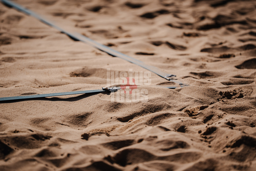 Beachvolleyball | Männer | Allianz German Beach Tour 2025 | Tourstop Düsseldorf | 09.05.2025 | Der Ballabruck auf der Feldmarkierung knappe Entscheidung ob in oder out Symbolbild
