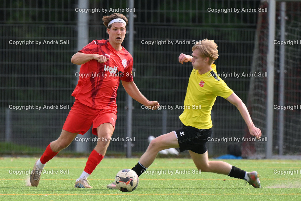 FC Kilia Kiel vs SV Eichede | Jan Matti Seidel (Kilia #10) vs Norman Giebler (Eichede #32) / Fußball-Oberliga Männer 2026/2027 / FC Kilia Kiel vs SV Eichede / Kilia Sportplatz / Kiel / 12.09.26 - Realisiert mit Pictrs.com