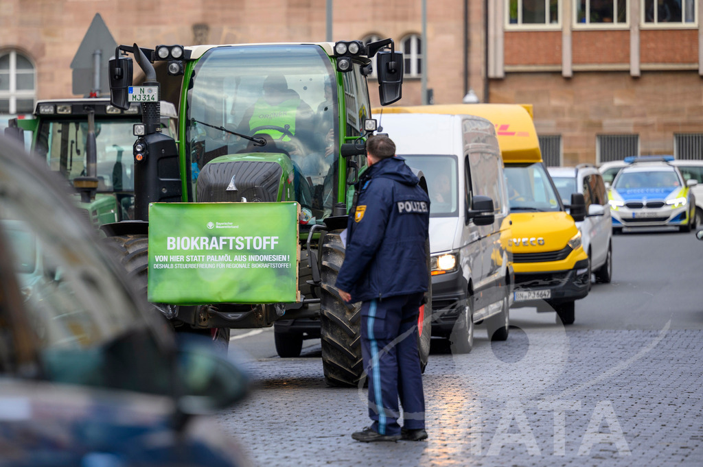 _DWA4244 | Bauerndemo gegen Agrarpolitik der Bundesregierung  auf dem Straße Obstmarkt und Hauptmarkt . Nürnberg, 08.01.2024 - Realisiert mit Pictrs.com