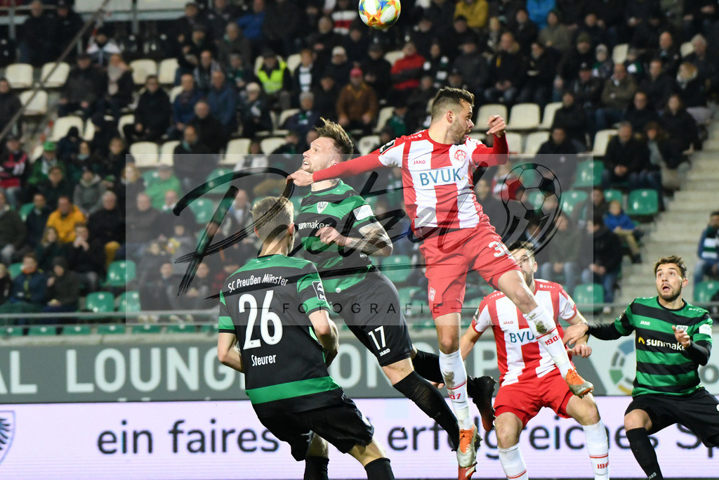 20200214_SCPFWK_0075 | Fussball, Herren: Jan Loehmannsroeben (SC Preussen Muenster) und Robert Herrmann (FC Wuerzburger Kickers) im Zweikampf waehrend des Spiels der 3. Liga zwischen SC Preussen Muenster und FC Wuerzburger Kickers im Preussenstadion am 14.02.2020 in Muenster, Deutschland.DFB / DFL REGULATIONS PROHIBIT ANY USE OF PHOTOGRAPHS AS IMAGE SEQUENCES AND/OR QUASI-VIDEO. - Realisiert mit Pictrs.com