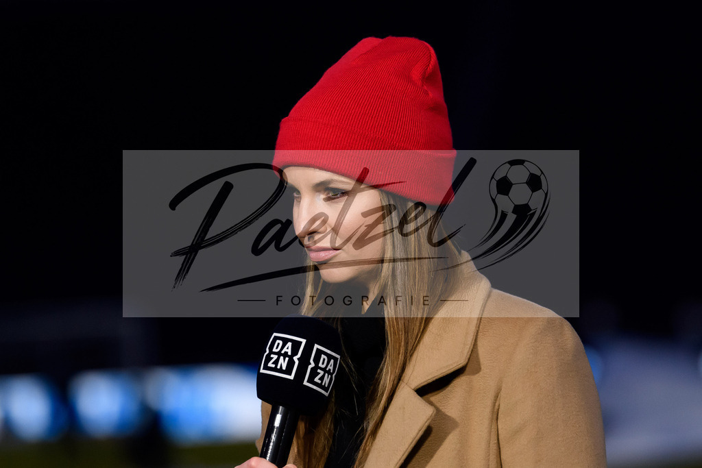 BSCFCB20220123_210 | Fussball, Herren: DAZN-Moderatorin Laura Wontorra schaut bei dem Spiel der 1. Bundesliga zwischen Hertha BSC und FC Bayern Muenchen im Olypiastadion am 23.01.2022 in Berlin, Deutschland.DFB / DFL REGULATIONS PROHIBIT ANY USE OF PHOTOGRAPHS AS IMAGE SEQUENCES AND/OR QUASI-VIDEO. - Realisiert mit Pictrs.com