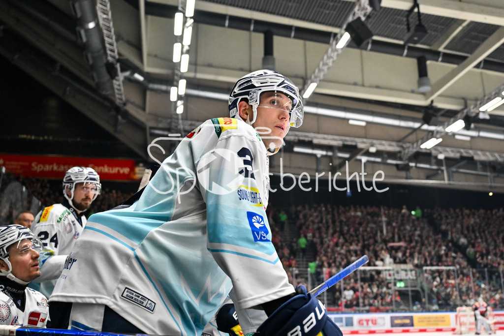 Augsburger Panther - Dresdner Eislöwen | AUGSBURG, DEUTSCHLAND - 06. MÄRZ: im Bild Alec McCEREA (Eislöwen Dresden 3) auf der Bank während dem Match zwischen den Augsburger Panthern und den Dresdner Eislöwen am 49. Spieltag der Penny DEL im Curt Frenzel Stadion