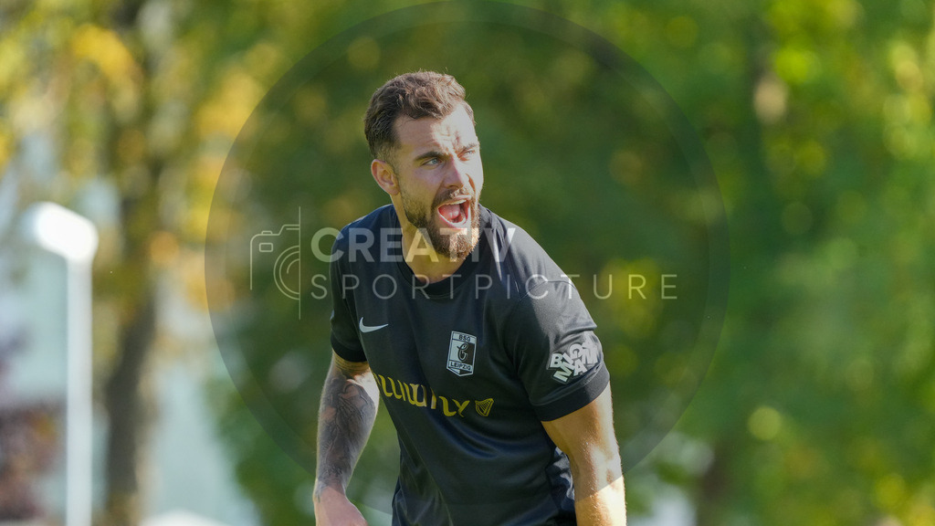Fußball, Herren, Saison 2025/2026, Regionalliga Nordost, 10. Spieltag, FSV 63 Luckenwalde vs. BSG Chemie Leipzig, Samstag 27.09.2025, Werner-Seelenbinder-Stadion Luckenwalde, | Fußball, Herren, Saison 2025/2026, Regionalliga Nordost, 10. Spieltag, FSV 63 Luckenwalde vs. BSG Chemie Leipzig, Samstag 27.09.2025, Werner-Seelenbinder-Stadion Luckenwalde, Im Bild: Rudolf Sanin (Chemie) animiert seine Mitspieler lautstark. - Realisiert mit Pictrs.com