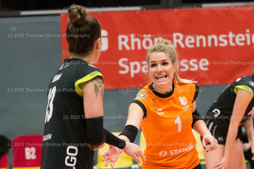 VBL VFB SUHL vs. LADIES IN BLACK AACHEN | 13# McKenzie Adams Ladys in Black mit #1 Kirsten Knip Ladys in Black Libera; VBL VFB SUHL vs. LADIES IN BLACK AACHEN, Volleyball-Bundesliga Frauen am 03.02.2018 in der Multihalle in Meiningen, (Deutschland) - Realisiert mit Pictrs.com