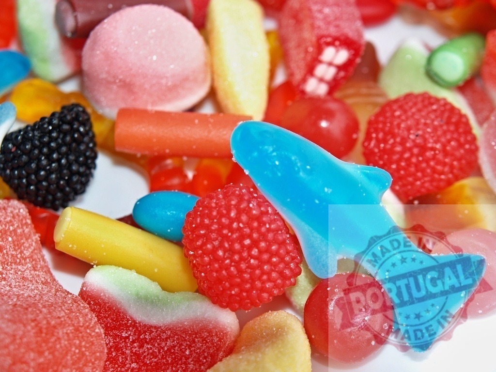 Colorful collection of gummy candy and sugary sweets | Assortment of sweet confectionery featuring various shapes, colors, and textures on a white background - Realisiert mit Pictrs.com