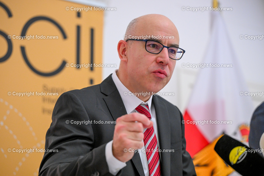 Pressekonferenz Land Ooe_ Stabilitaet der Lieferketten im Fokus_ 22.01.2024-22 | 22.01.2024, Linz, AUT, Pressekonferenz Land Ooe, Stabilitaet der Lieferketten im Fokus – aktuelle Analysen und Forschungsergebnisse und kuenftige Schwerpunkte im Bild Gabriel Felbermayr (Direktor Oesterreichisches Institut fuer Wirtschaftsforschung (WIFO) und Vizepraesident Supply Chain Intelligence Institute Austria (ASCII))