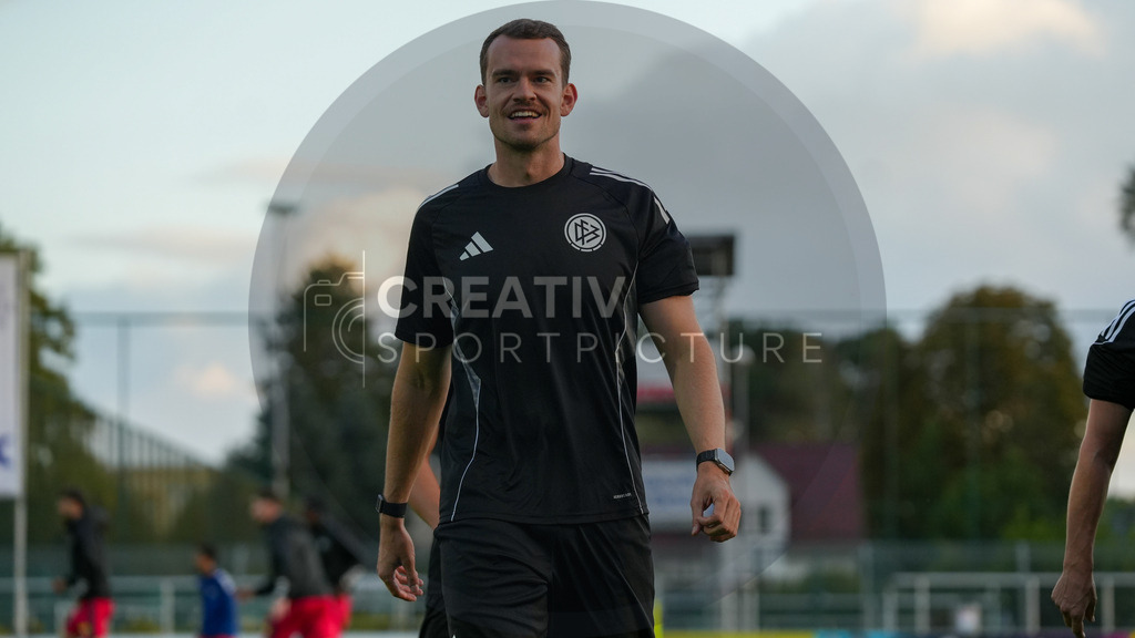 Fußball, Herren, Saison 2025/2026, Regionalliga Nordost, 8. Spieltag, FSV 63 Luckenwalde vs. FC Hertha 03 Zehlendorf, Dienstag 16.09.2025, Werner-Seelenbinder-Stadion Luckenwalde, | Fußball, Herren, Saison 2025/2026, Regionalliga Nordost, 8. Spieltag, FSV 63 Luckenwalde vs. FC Hertha 03 Zehlendorf, Dienstag 16.09.2025, Werner-Seelenbinder-Stadion Luckenwalde, Im Bild: Schiedsrichter Richard Hempel - Realisiert mit Pictrs.com