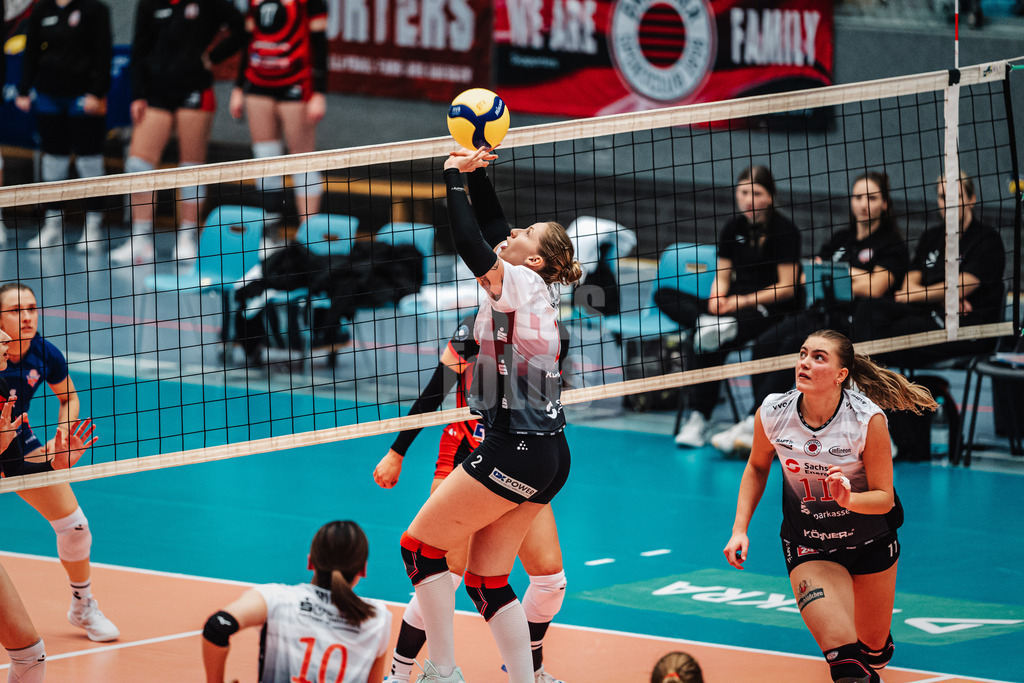 Volleyball | Frauen | Saison 2025/2026 | Volleyball Bundesliga | ETV Hamburger Volksbank Volleys vs. Dresdner SC | 15.11.2025 | Zuspiel von Larissa Winter (#2, Dresdner SC)